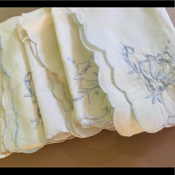 8 Vintage Linen White Napkins w/ Floral Cutouts - Picture 4 of 16